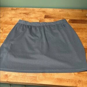Moving Comfort - women’s medium 8-10- Gray Skort, EUC. Missing drawstring